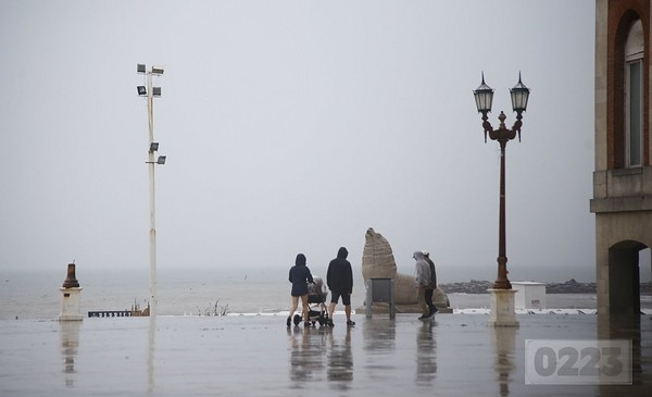 Antes de la primavera, Mar del Plata saca el paraguas