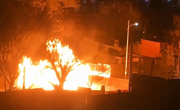 Robaron un auto, lo incendiaron y explotó en Grecia al 3600