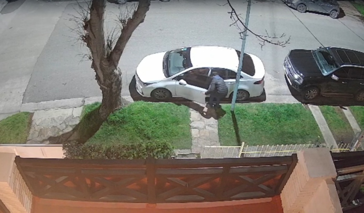 Tres personas y un auto abierto en segundos en Los Troncos