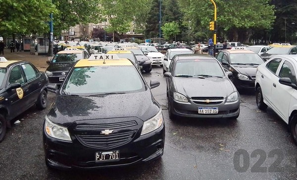 Taxistas dan plazo hasta el viernes por las apps