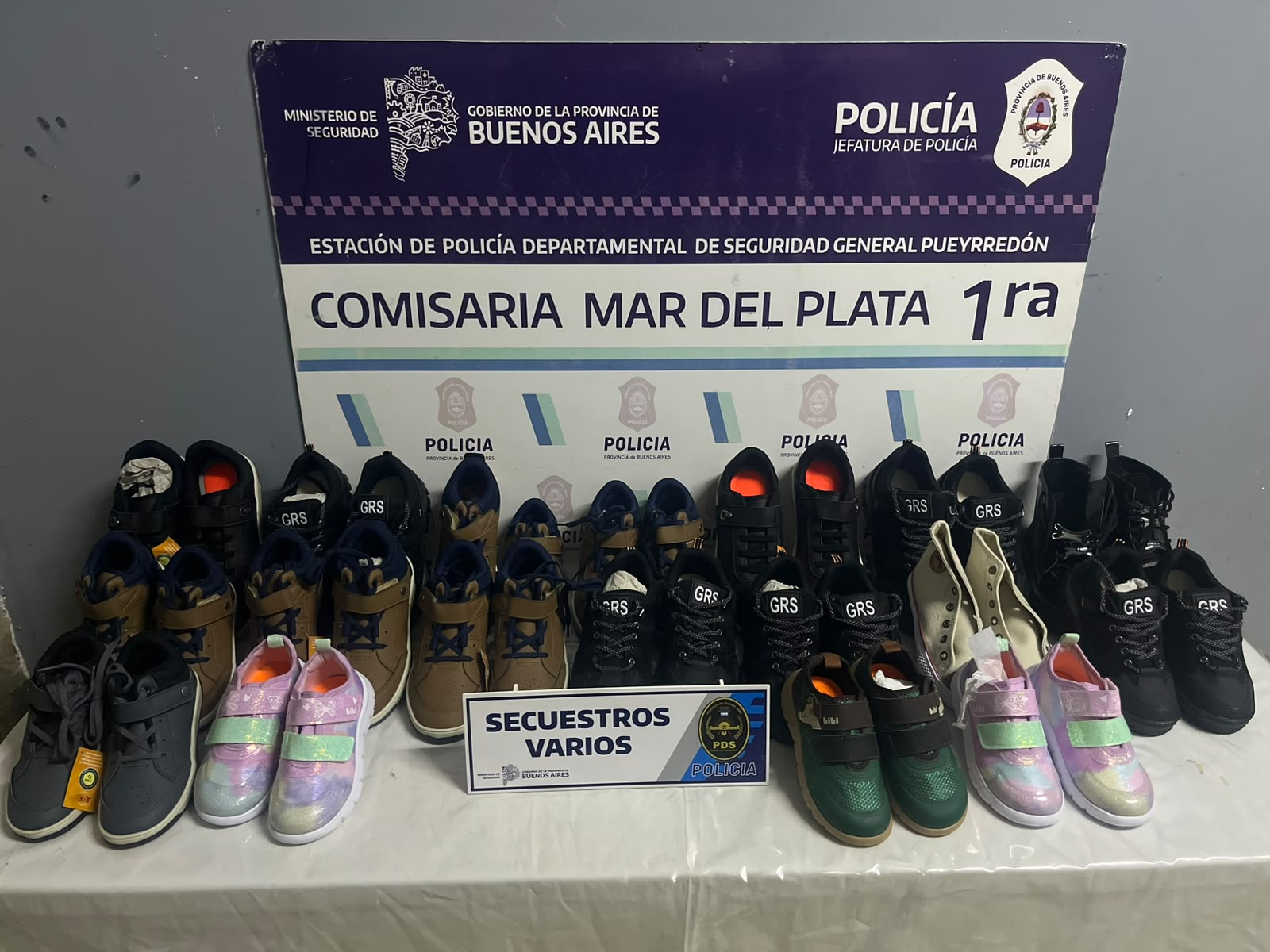 Cayeron con 18 pares tras robar una zapatería del centro