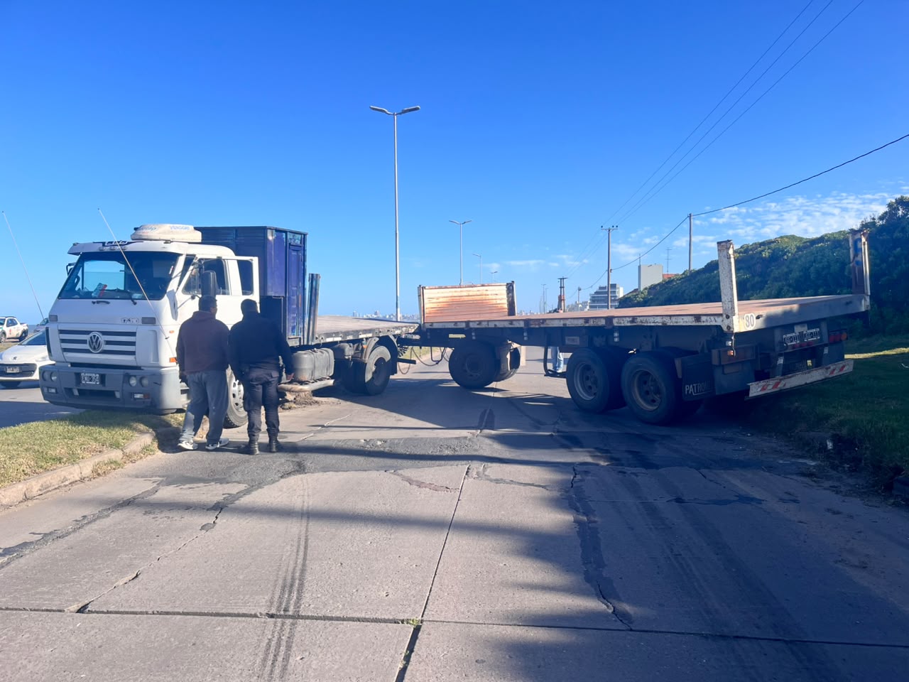 Un acoplado cruzado frenó la entrada a Mar del Plata