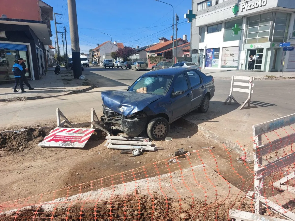 Un auto cayó en un pozo tras chocar en Juramento y Vértiz