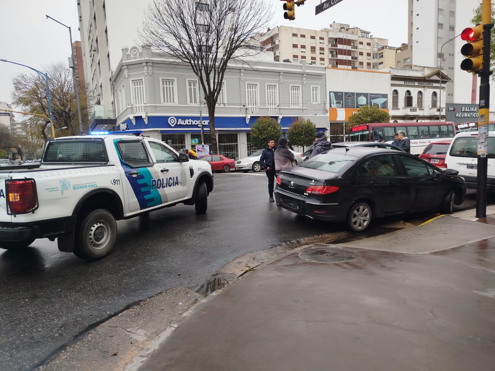 Cinco autos chocaron por una salida sin aviso en Independencia