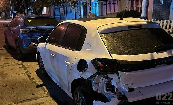 Buscan un Audi que dejó dos autos fuera de uso en Parque Luro