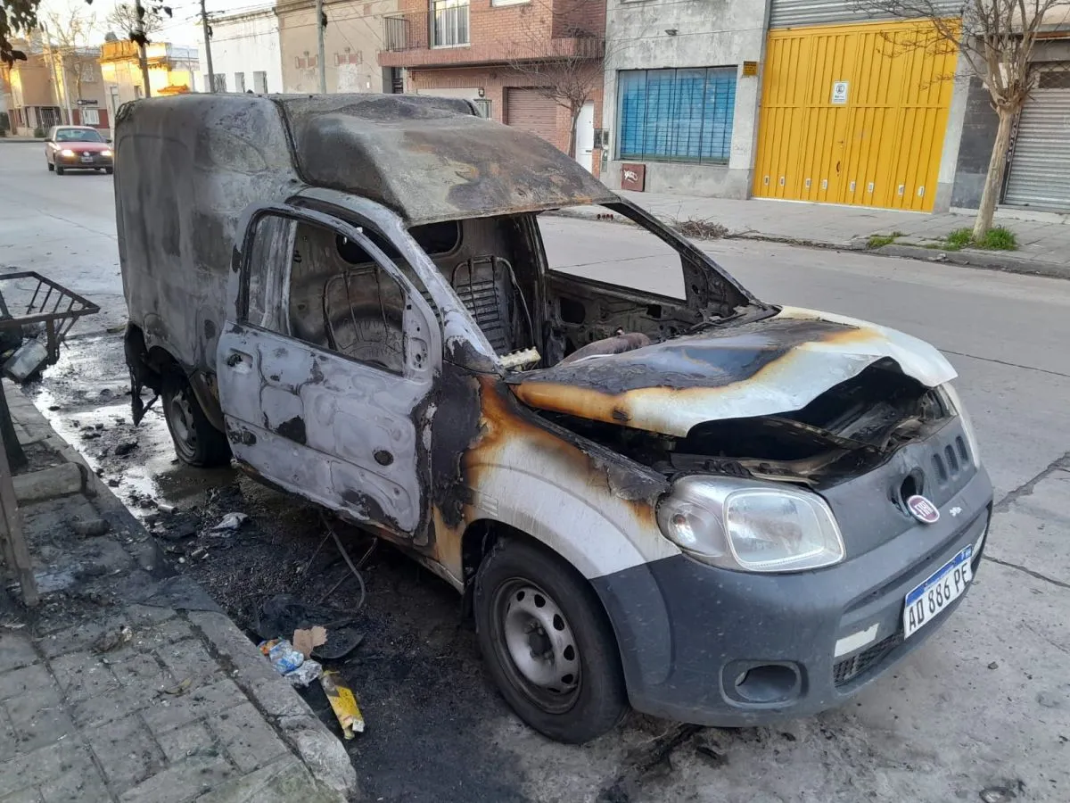 Tres vehículos quemados y Don Bosco no entiende nada