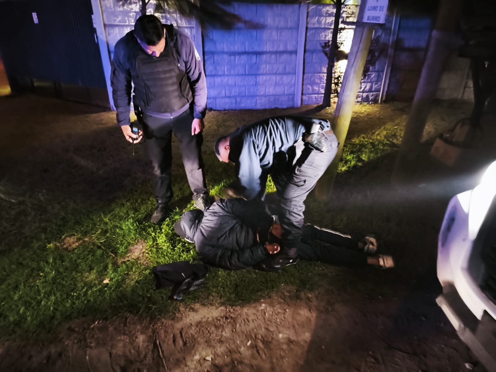 Golpearon a un hombre en un robo frente a sus hijos en Alfar