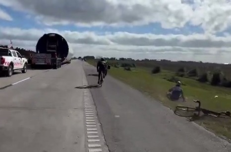 Denuncian que una moto policial tiró a un ciclista en ruta