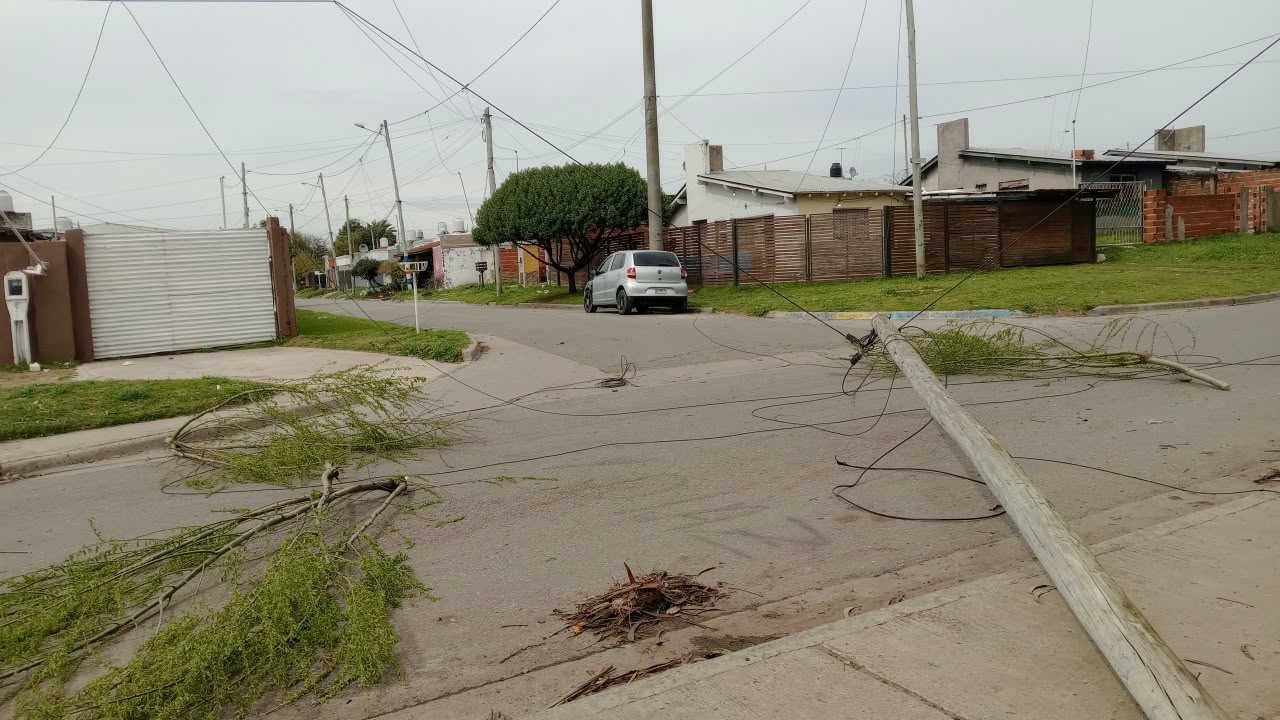 Un camión tumbó un poste y dejó sin luz a El Martillo