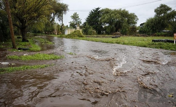 Una familia teme inundarse otra vez en San Cayetano