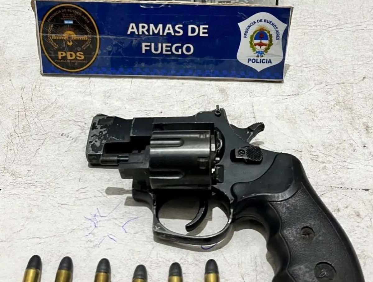 Moto sin patente, revólver .38 y fuga en Villa Primera