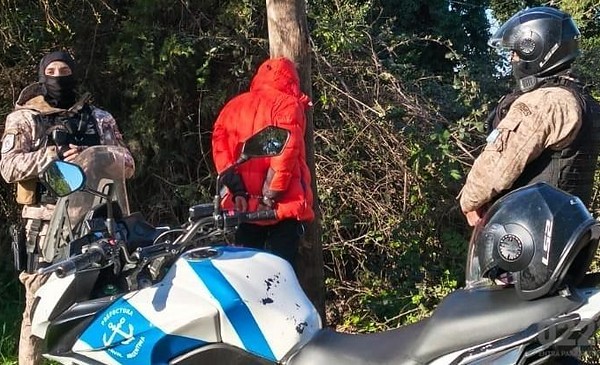 Moto sin patente, fuga y persecución en El Grosellar