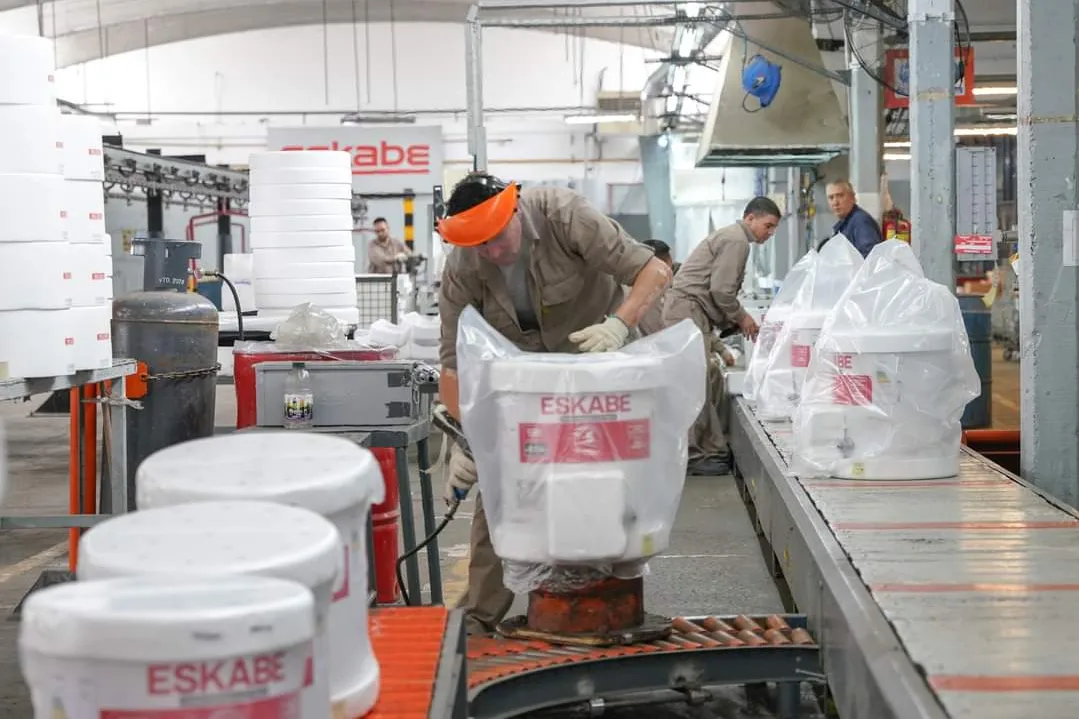 Eskabe debe sueldos a 107 trabajadores y temen suspensiones