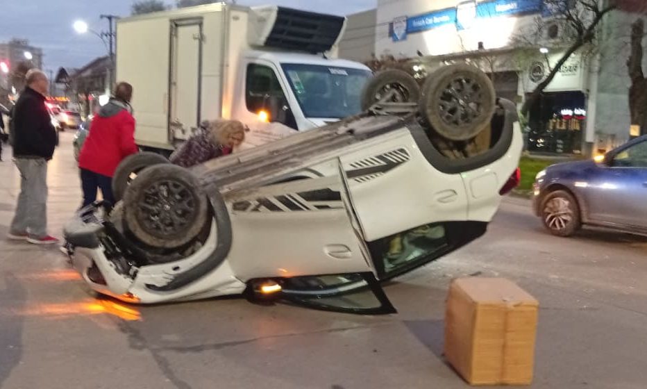 Volcó en Libertad y Perú tras chocar un auto estacionado