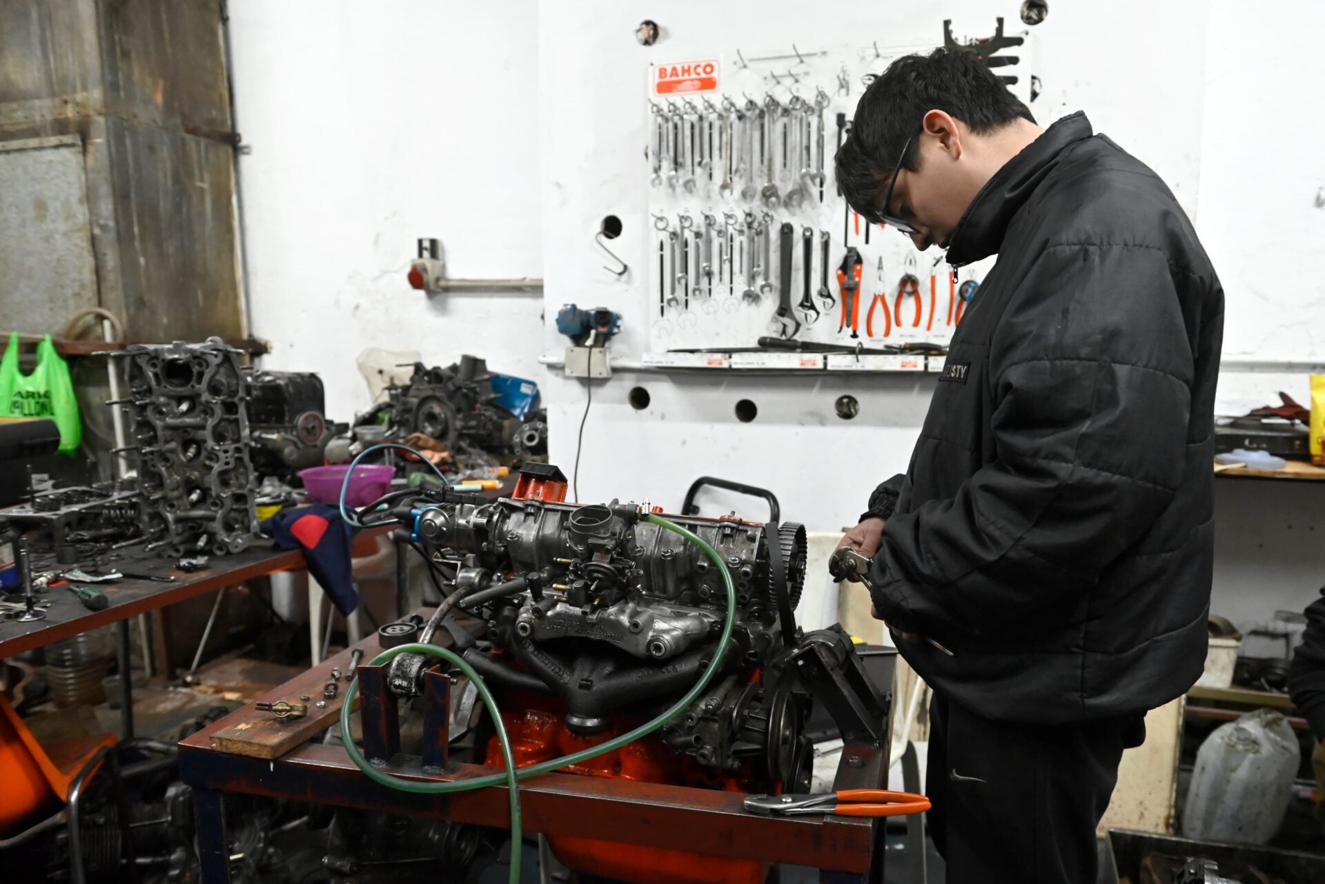Cursos gratis para laburar entre café, motos y portones