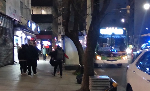 Golpearon a un chofer del 562 en Independencia y Belgrano