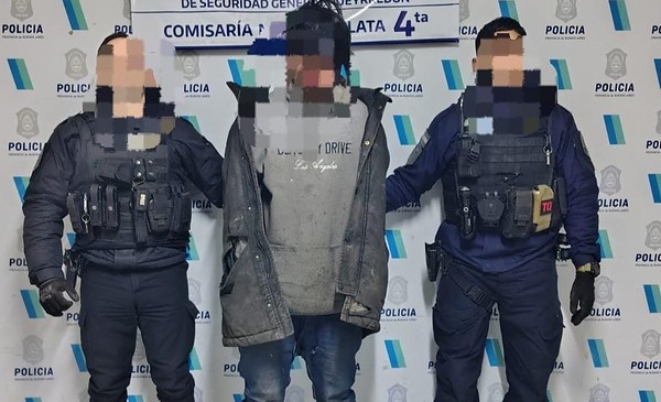 Un cesto de basura, dos autos dañados y vecinos al límite