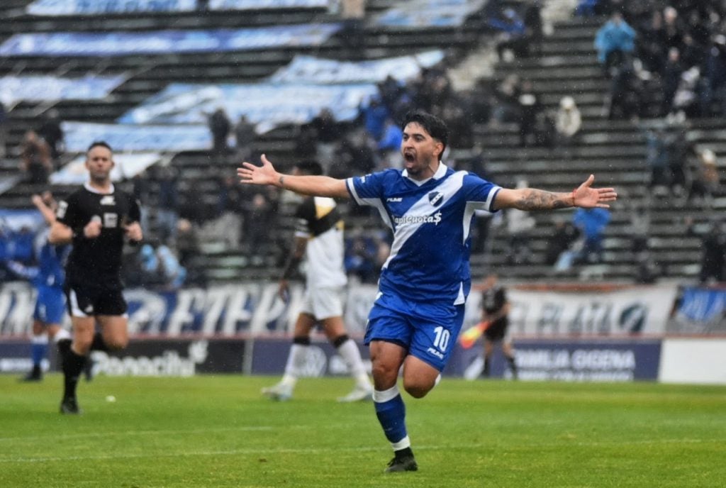 Alvarado lo dio vuelta y gana 2-1 en Villa Ramallo