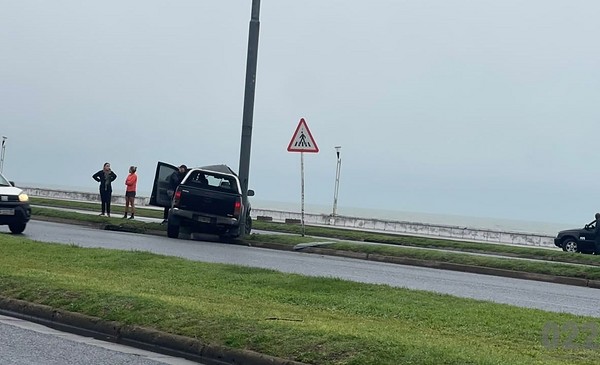 Una Hilux chocó contra una columna en la costa