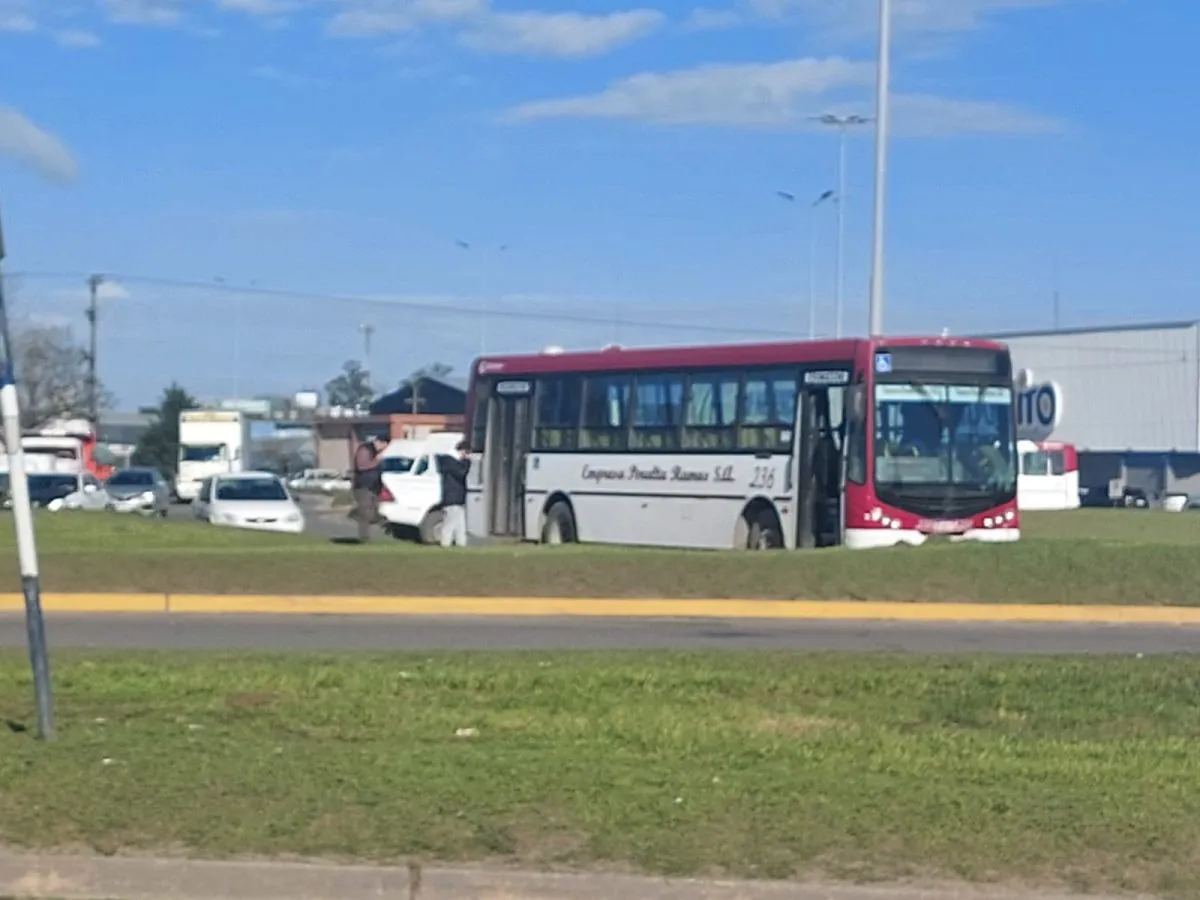 Colectivo atropelló a un joven en la rotonda de El Gaucho