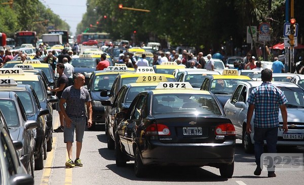 Taxistas dicen que 99% de apps no tiene carnet profesional