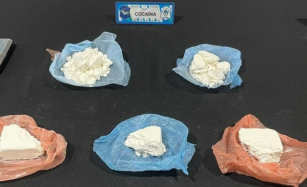 Medio kilo de cocaína y tres armas en Félix U. Camet