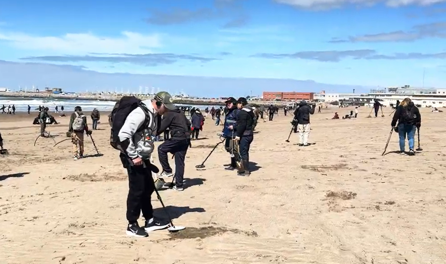 Más de 300 detectoristas coparon Playa Grande