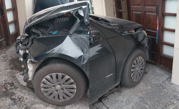 Un auto chocó y terminó dentro de una casa en Parque Luro