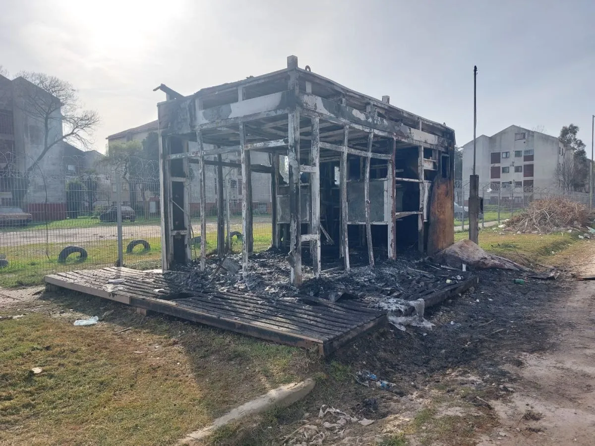 Una garita ardió a las 3.30 y hallaron un Etios robado