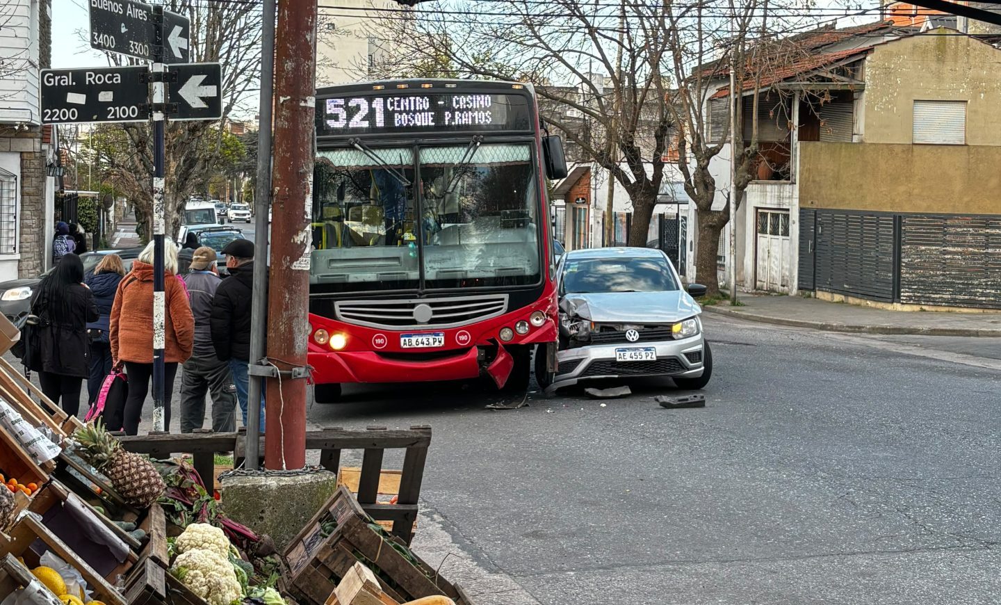 Choque entre el 521 y un auto en Buenos Aires y Roca