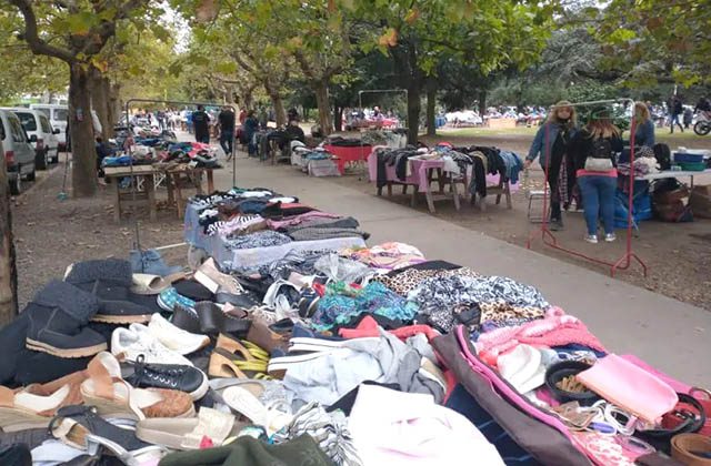 La calle suma vendedores pero pierde compradores