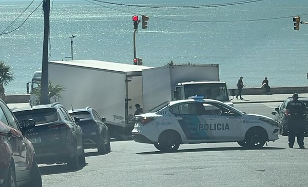 Un camión frenó la costa y complicó Playa Grande