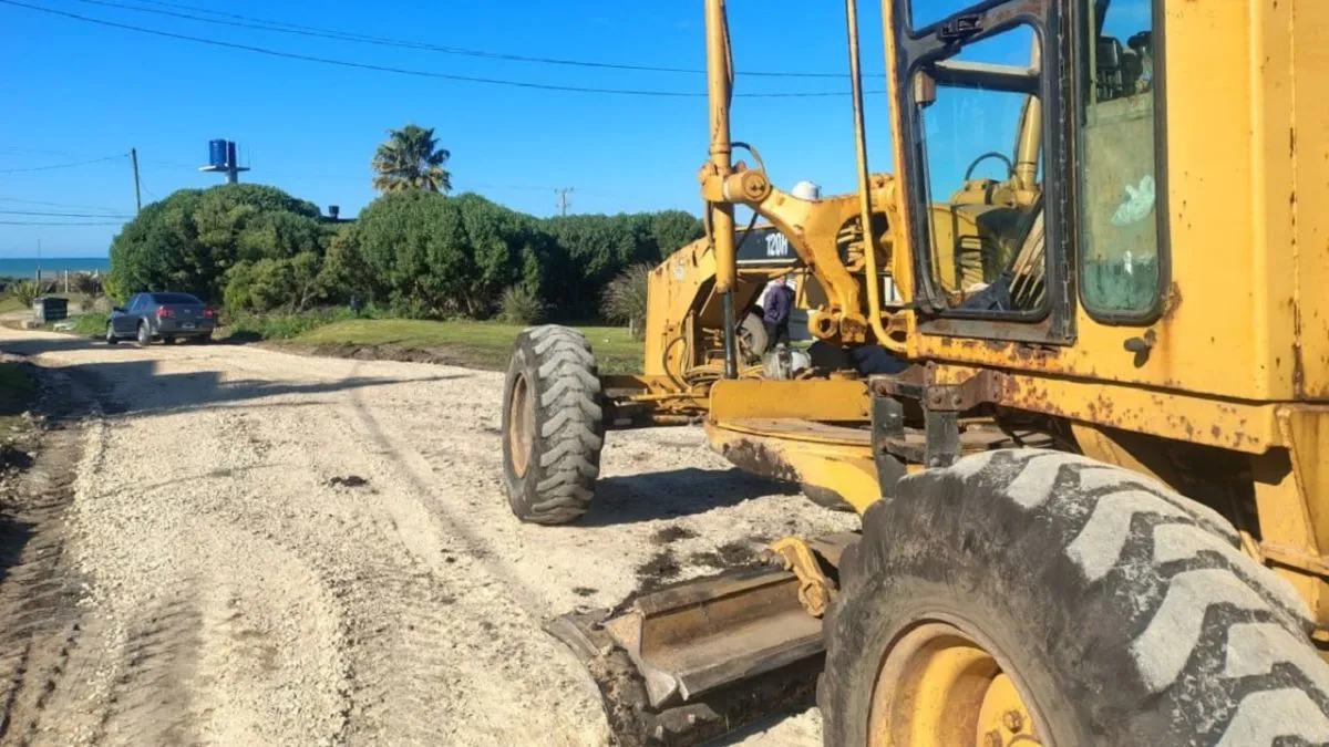 95 cuadras de granza para salir del barro en el Sur