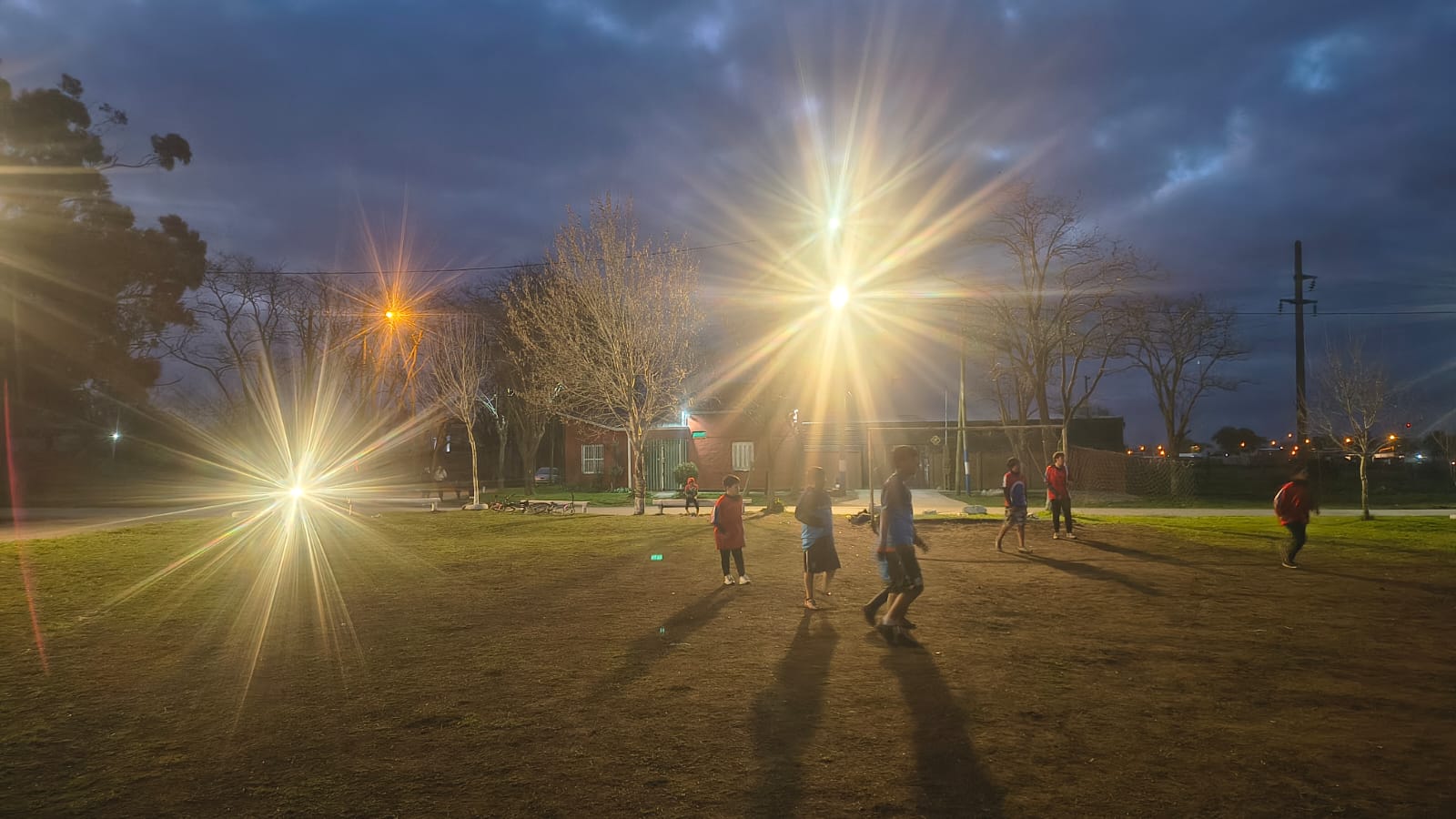 La canchita de Las Heras ya juega con luces y redes