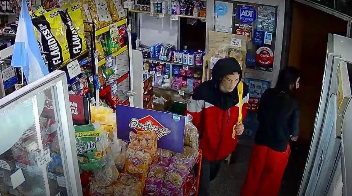 Robaron un almacén en Bolívar y Neuquén y quedó filmado