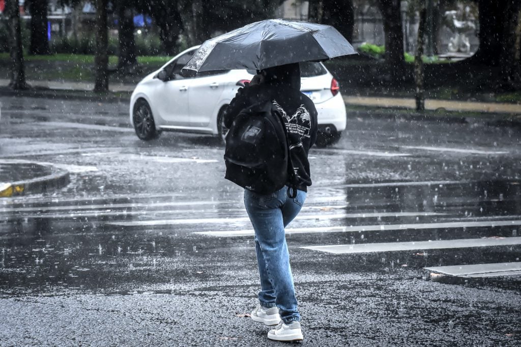 Tormentas de madrugada y ráfagas de 50 km/h en MDP