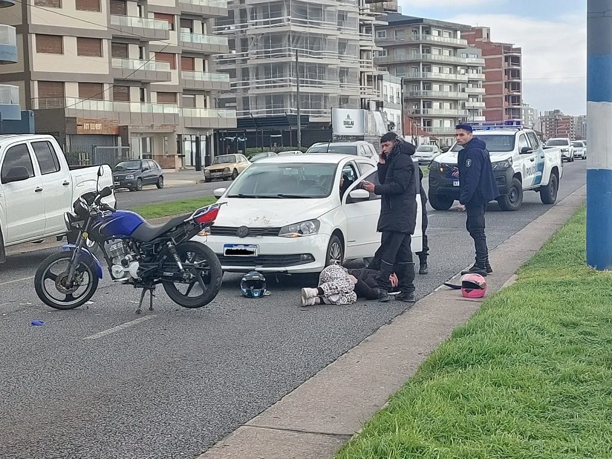 Choque en Camet y Strobel dejó una motociclista lesionada