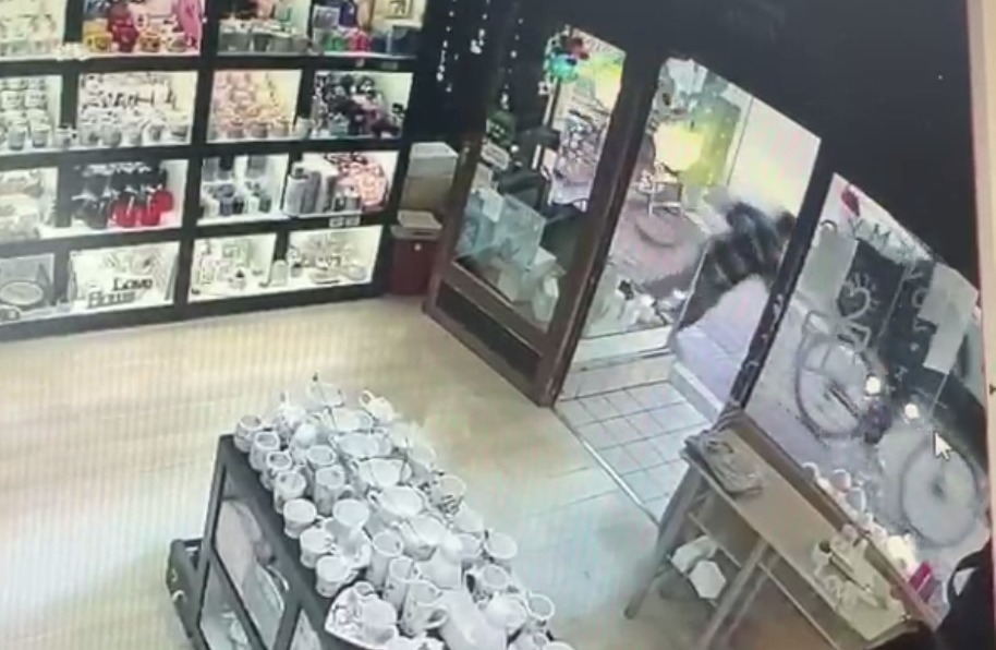 Una mujer cayó tras un robo de cadenita en pleno centro