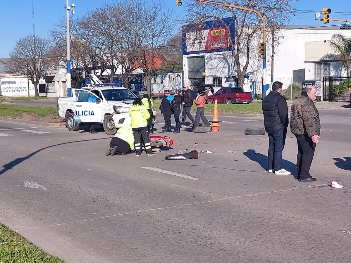 Un motociclista fue al HIGA tras chocar en Champagnat y Peña