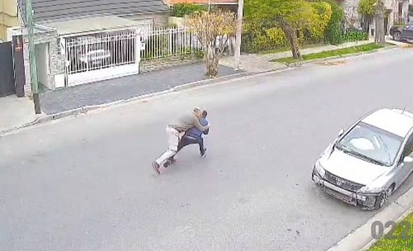 Un vecino tackleó y retuvo a un sospechoso en Alem