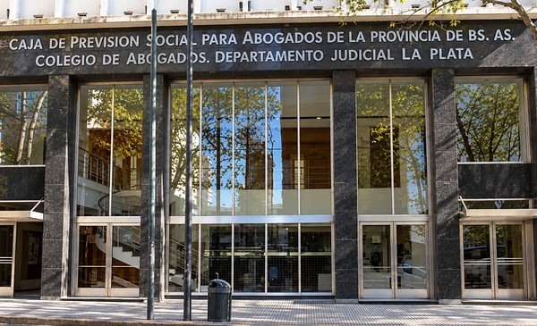 Jubilados abogados cobran $1 millón y reclaman a la Caja
