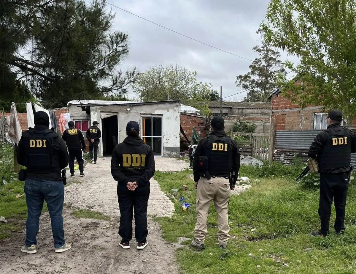Detuvieron a un joven por la entradera a tres adolescentes