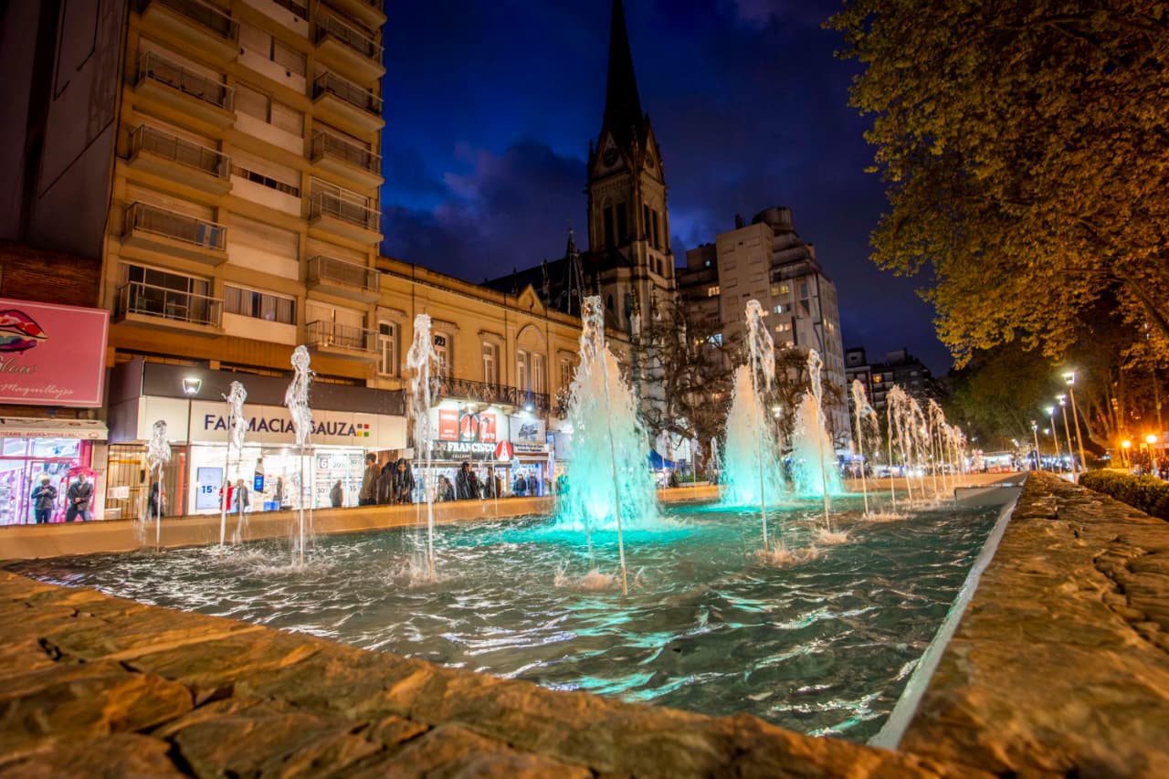 La fuente de San Martín estrenó 3 géiseres y luces RGB