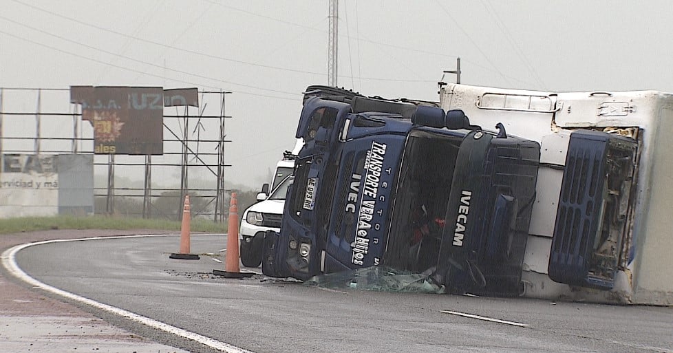 Volcó un camión en la ruta 2 y trasladaron al chofer al HIGA