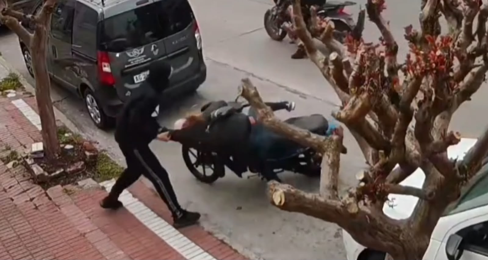 Motochorros la tiraron al piso en Las Avenidas