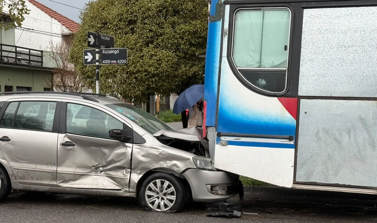 Una Suran quedó debajo de un colectivo tras un choque