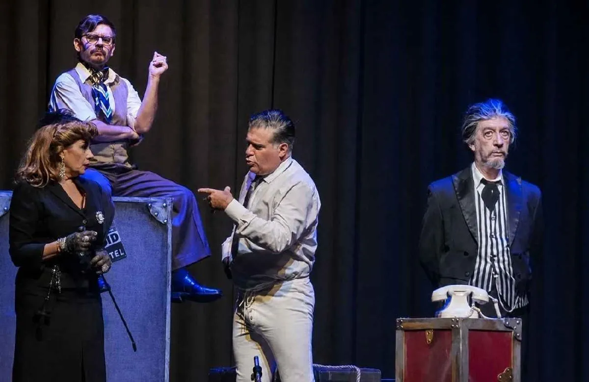 Capusotto llega al Radio City con una familia en baúles