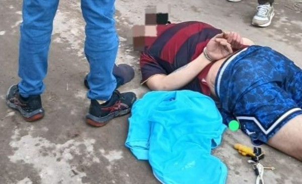 Detuvieron a un joven con 49 bochitas junto a una cancha