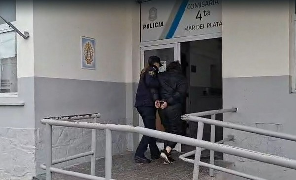 Baldosas contra un súper en San Juan al 1200