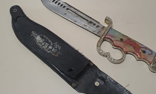 En Aeroparque entró con un cuchillo y una policía terminó herida